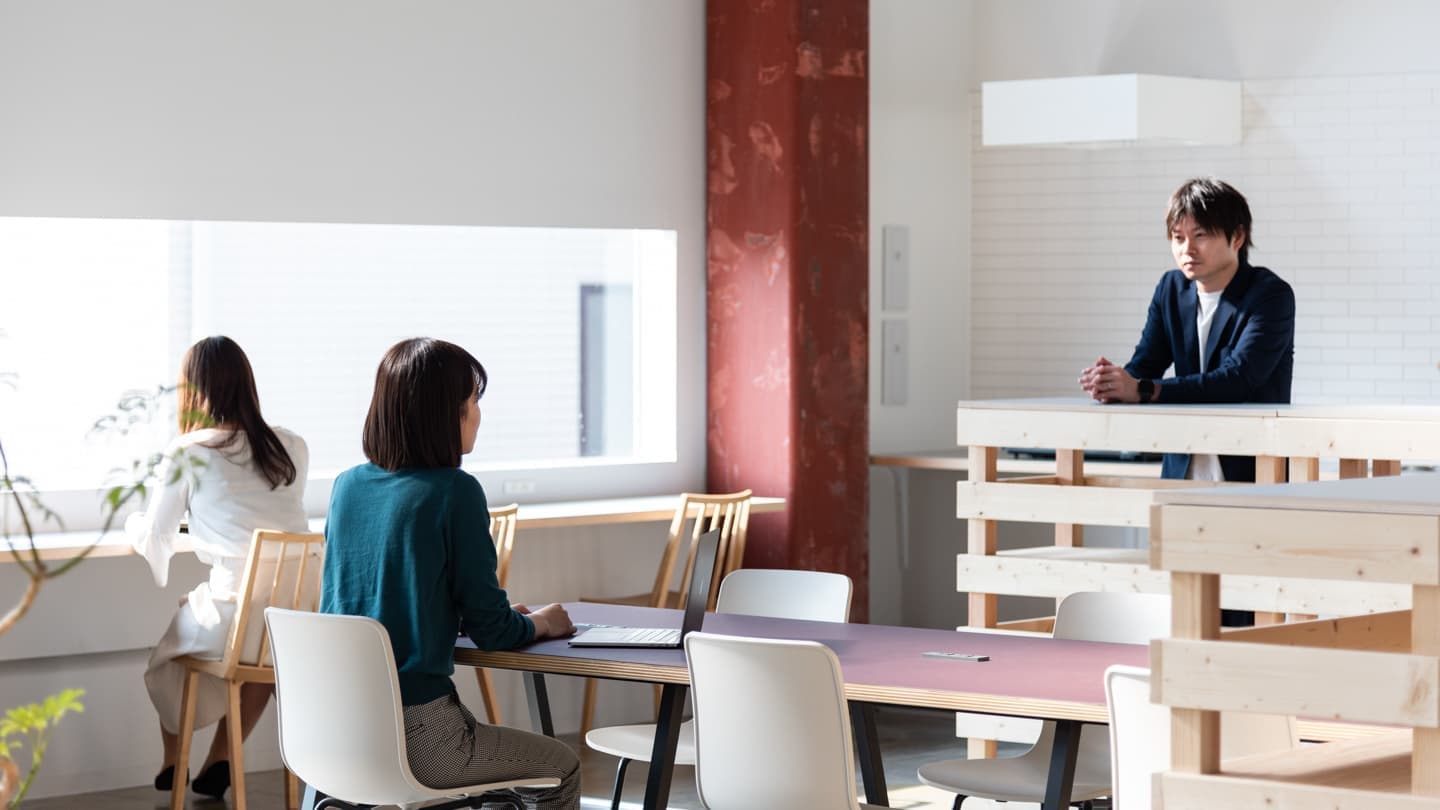 ラウンジで話している風景