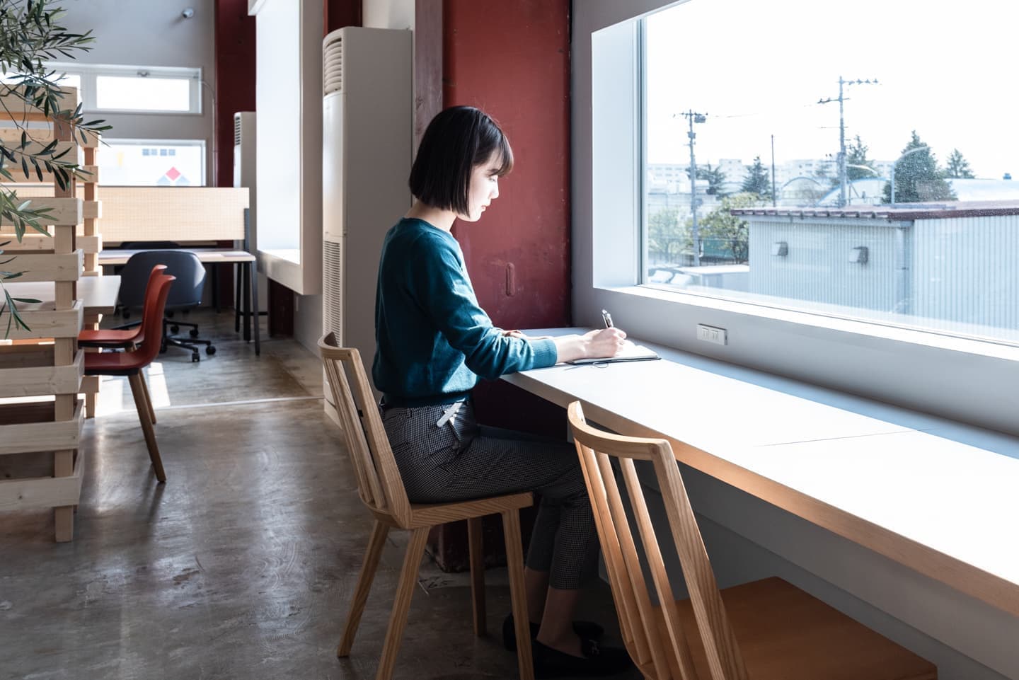 フリーデスクで仕事をしている風景